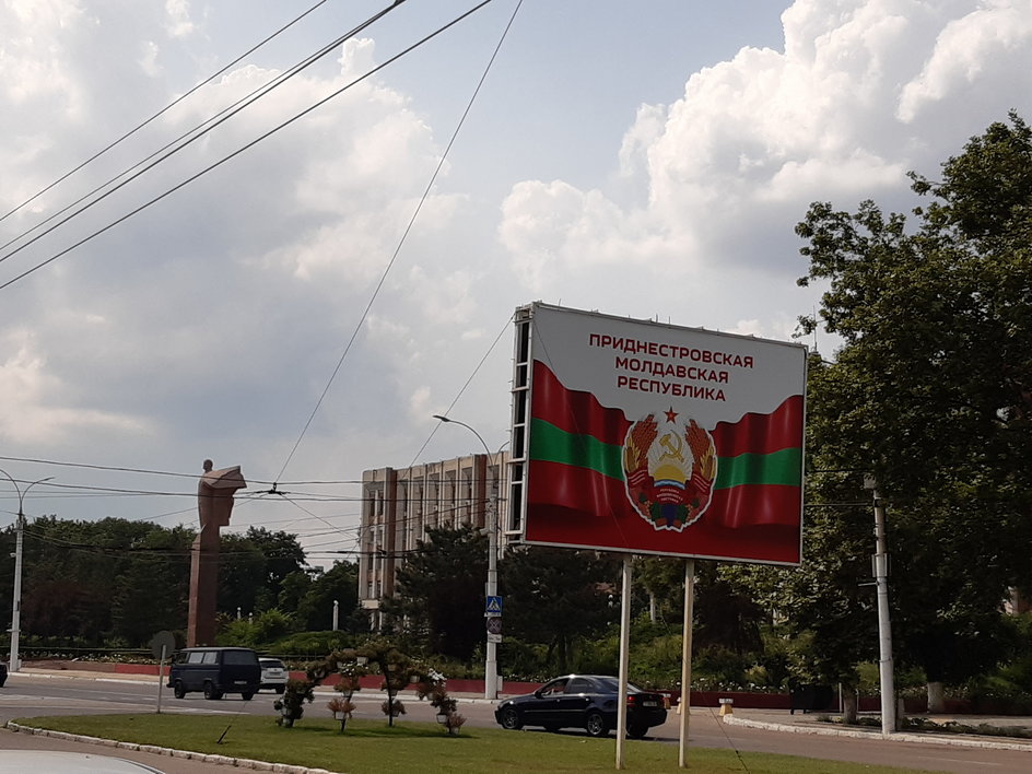 Godło Naddniestrza, w tle pomnik Lenina i miejscowy parlament