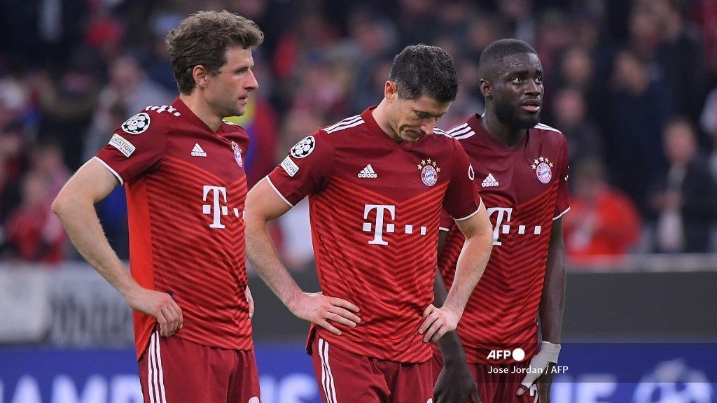 Robert Lewandowski z kolegami z drużyny po meczu Bayern - Villarreal