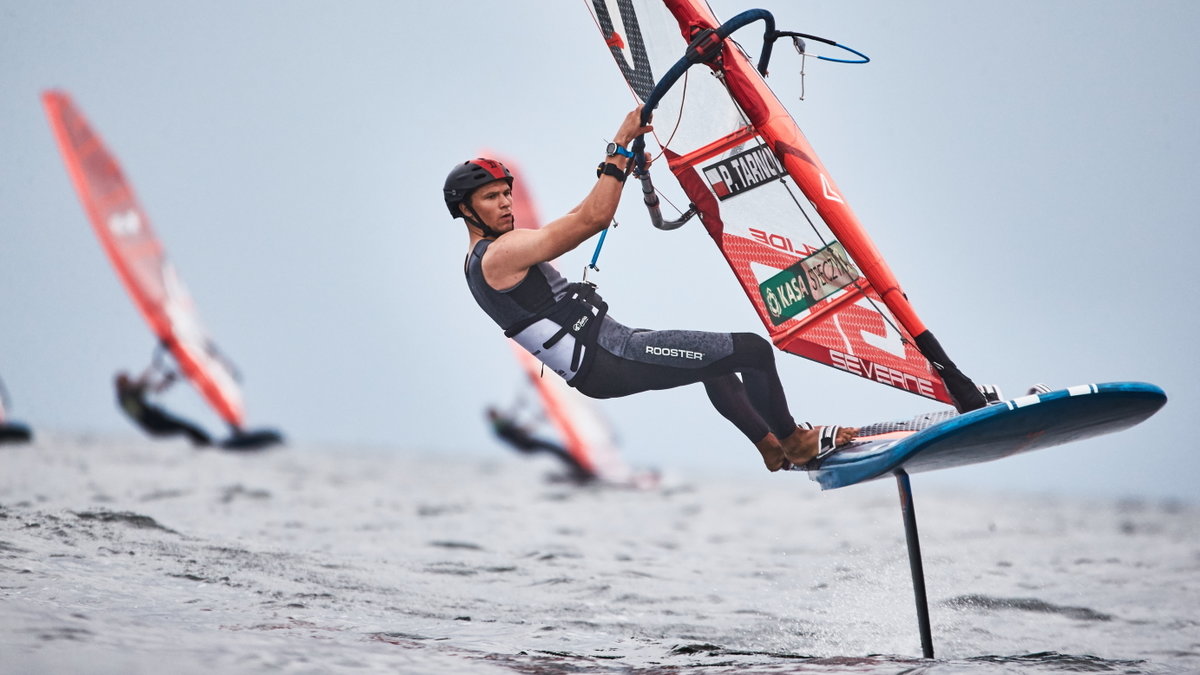 Paweł Tarnowski na desce windsurfingowej z hydroskrzydłem