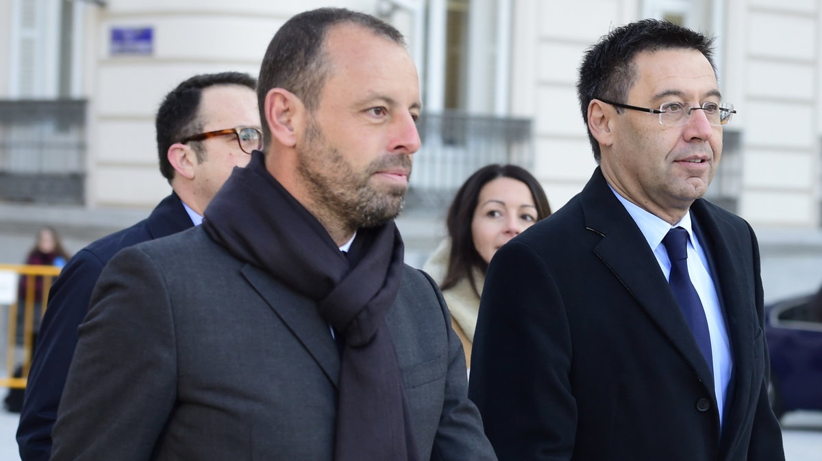 Sandro Rosell (z lewej) i Josep Maria Bartomeu