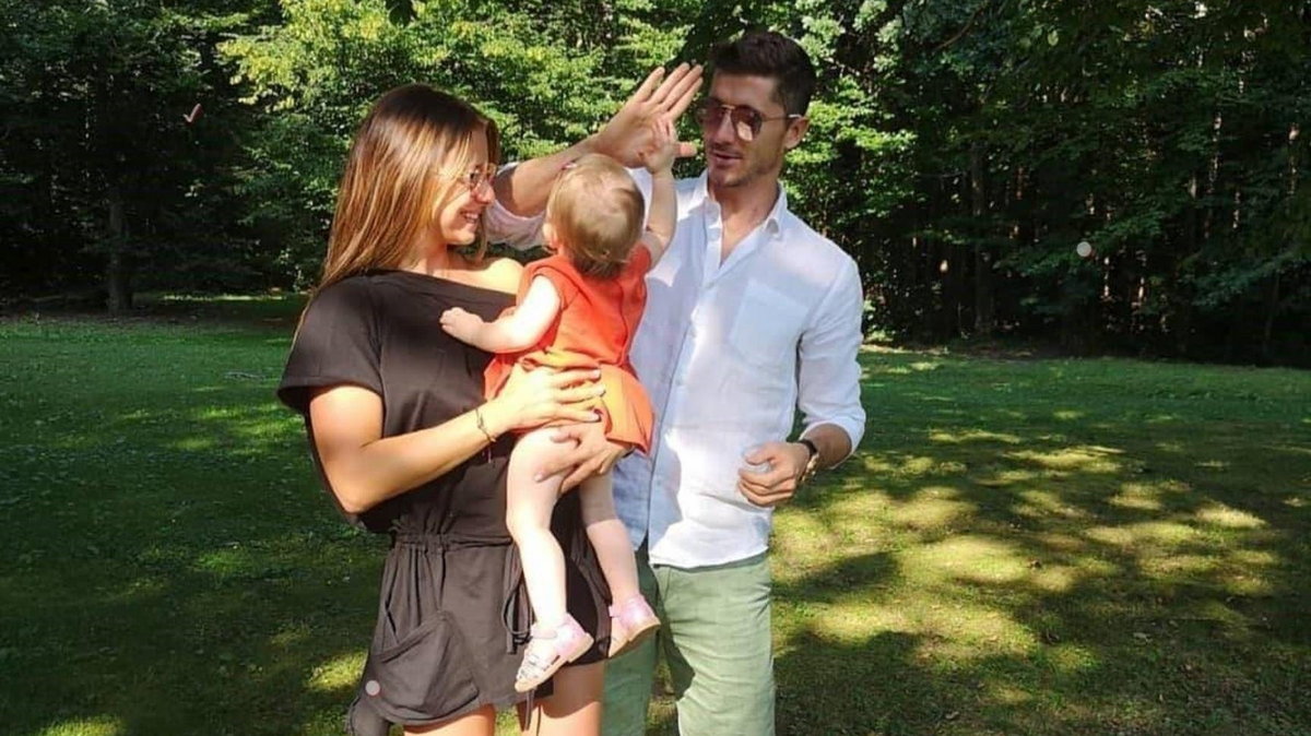 Anna i Robert Lewandowscy z córką Klarą