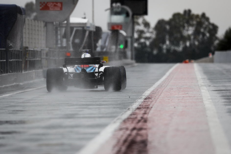 Podczas środowych testów F1 na torze w Barcelonie Robert Kubica przejechał ledwie jedno okrążenie, na deszczowych oponach.