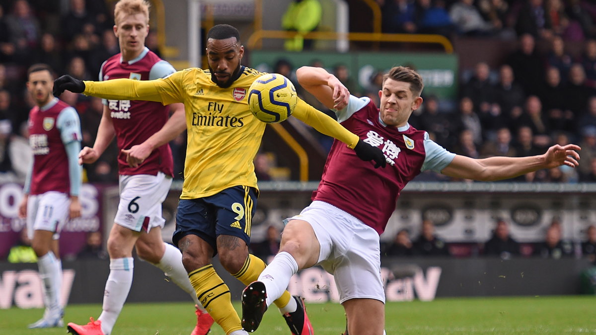 James Tarkowski (Burnley) robi wślizg na Alexandrze Lacazetcie (Arsenal)