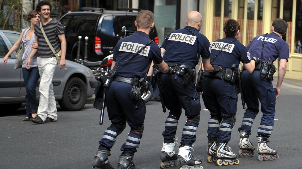 Policjanci na rolkach w Paryżu (zdjęcie z 2008 r.)