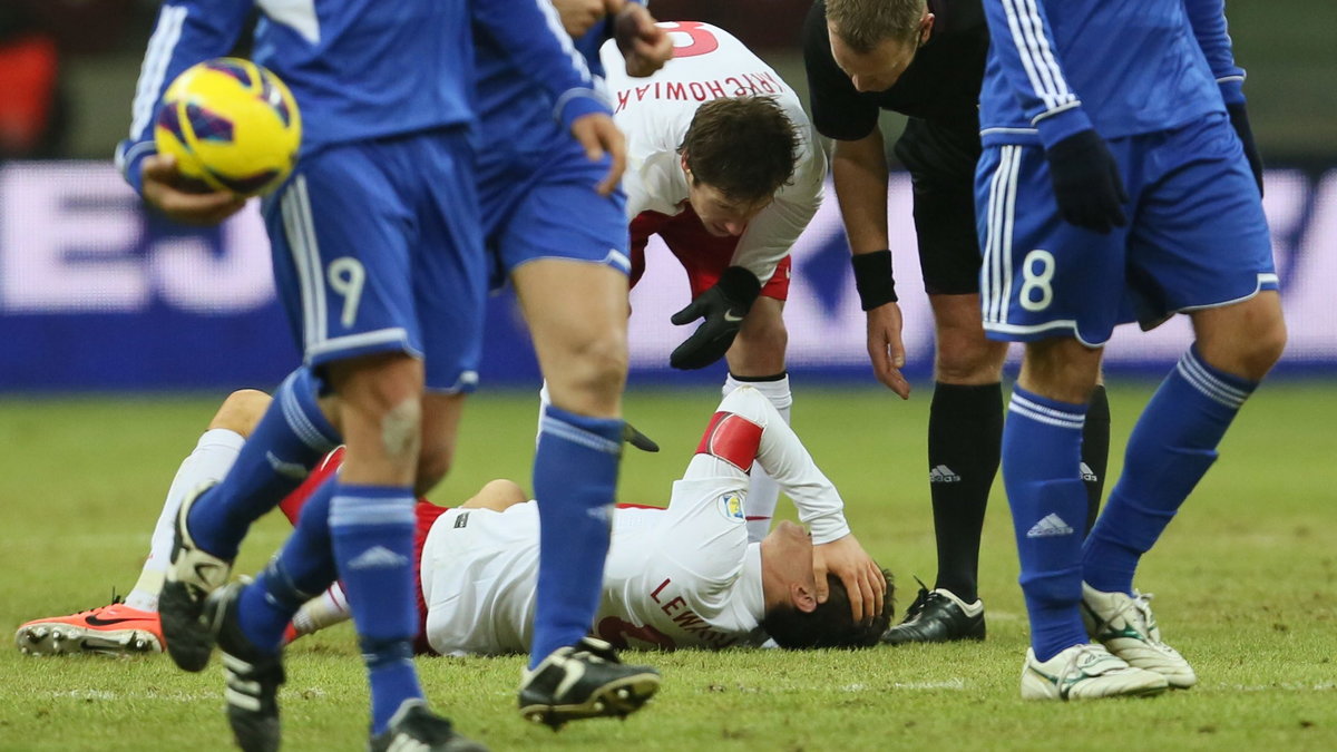 Robert Lewandowski zwija się na murawie w meczu Polska - San Marino (2013 r.)