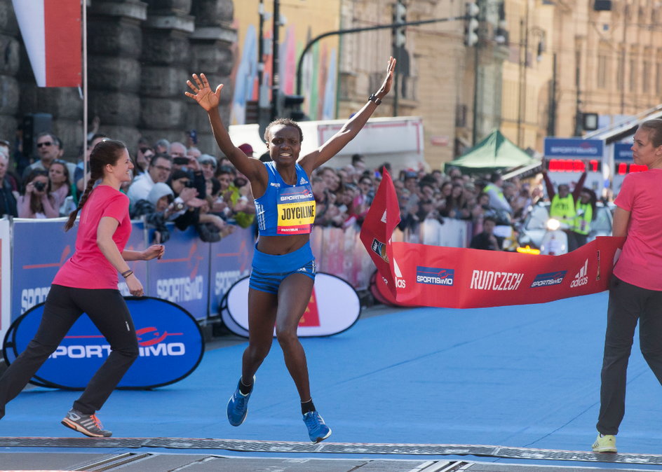 Joyciline Jepkosgei najpierw pobiła półmaratoński rekord świata w Pradze, a potem w Walencji