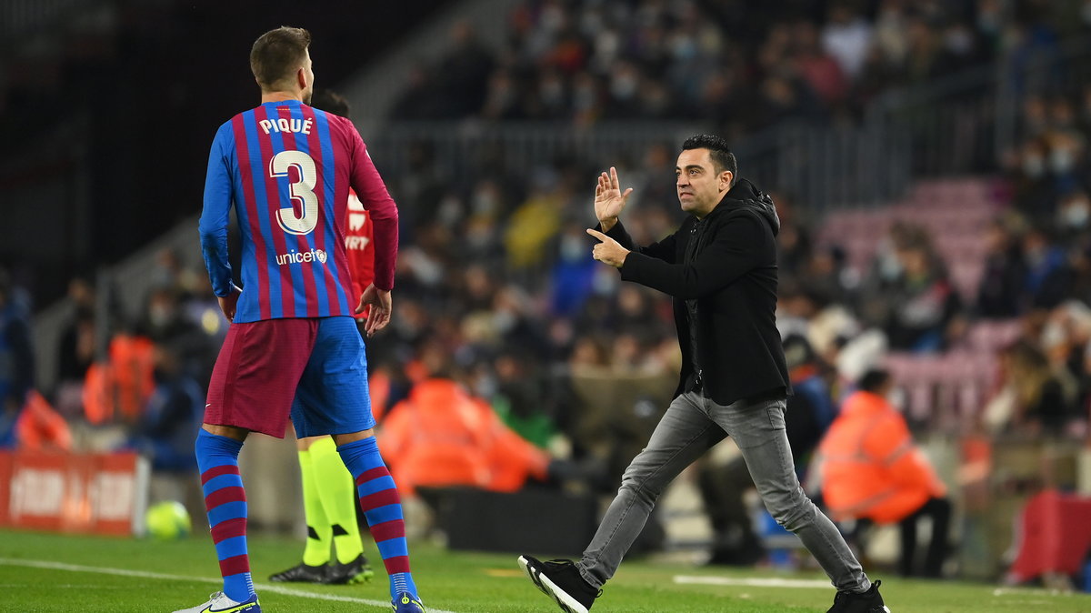 Xavi Hernadez (z prawej) i Gerard Pique