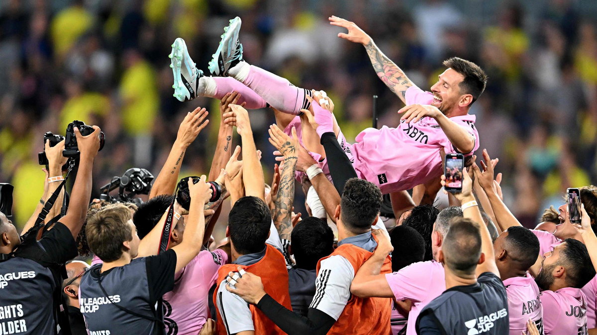 Leo Messi podrzucany po meczu z Los Angeles FC