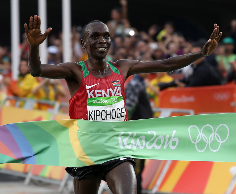 Eliud Kipchoge zdobywa złoty medal na igrzyskach olimpijskich w Rio de Janeiro (2016)