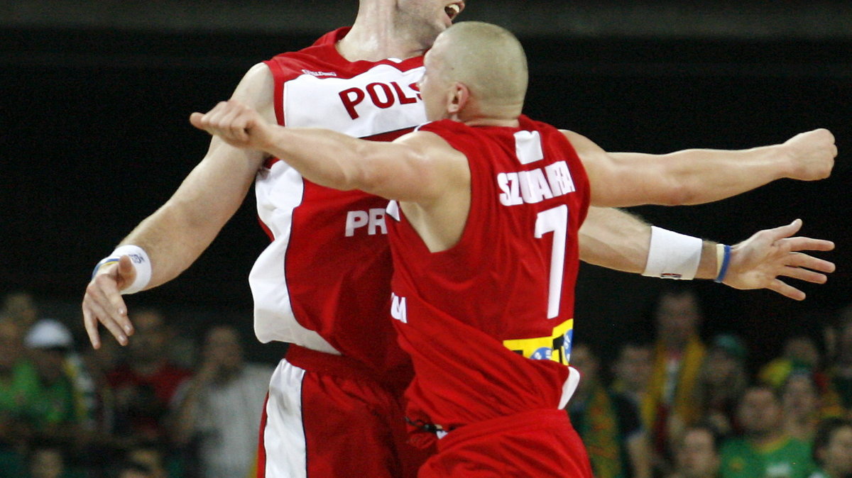 Polacy Krzysztof Szubarga (P) i Marcin Gortat (L)