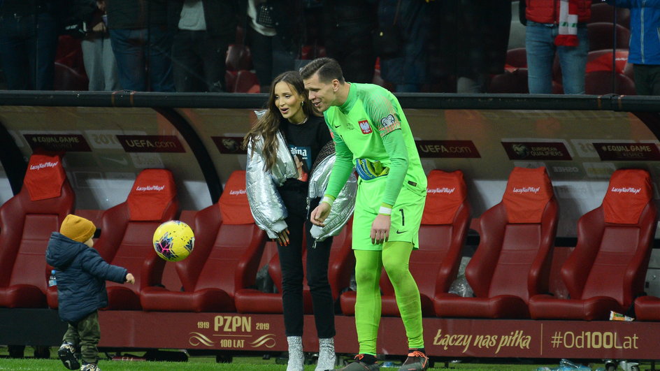 Wojciech Szczęsny z synem Liamem i żoną Mariną 