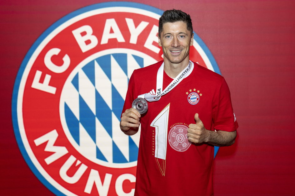 Robert Lewandowski z medalem za wygranie Bundesligi w sezonie 21/22 (8 maja 2022 r.)