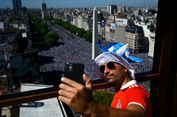 Kibic robiący sobie zdjęcie z tłumem na ulicach Buenos Aires