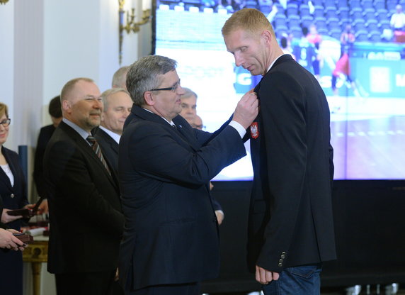 PIŁKA RĘCZNA SPOTKANIE PREZYDENTA Z MEDALISTAMI MŚ (Prezydent Bronisław Komorowski Karol Bielecki)