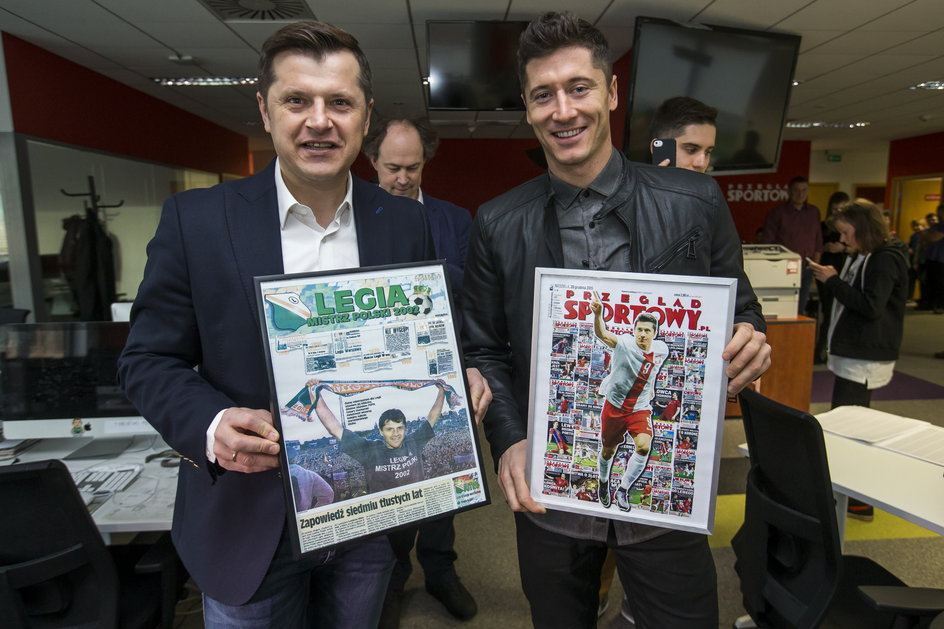 Cezary Kucharski i Robert Lewandowski podczas wizyty w redakcji "Przeglądu Sportowego"