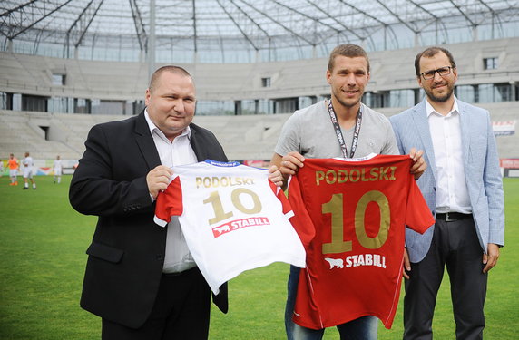 Lukas Podolski (w środku)