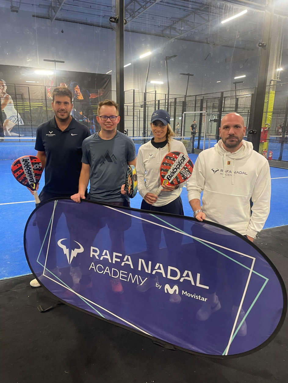 Autor tekstu z ludźmi z Rafa Nadal Academy