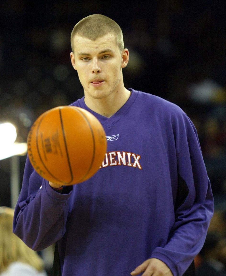 Maciej Lampe podczas meczu Golden State Warriors vs. Phoenix Suns w 2003 r.