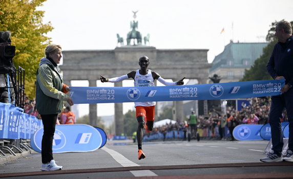 Eliud Kipchoge wpadający na metę maratonu w Berlinie