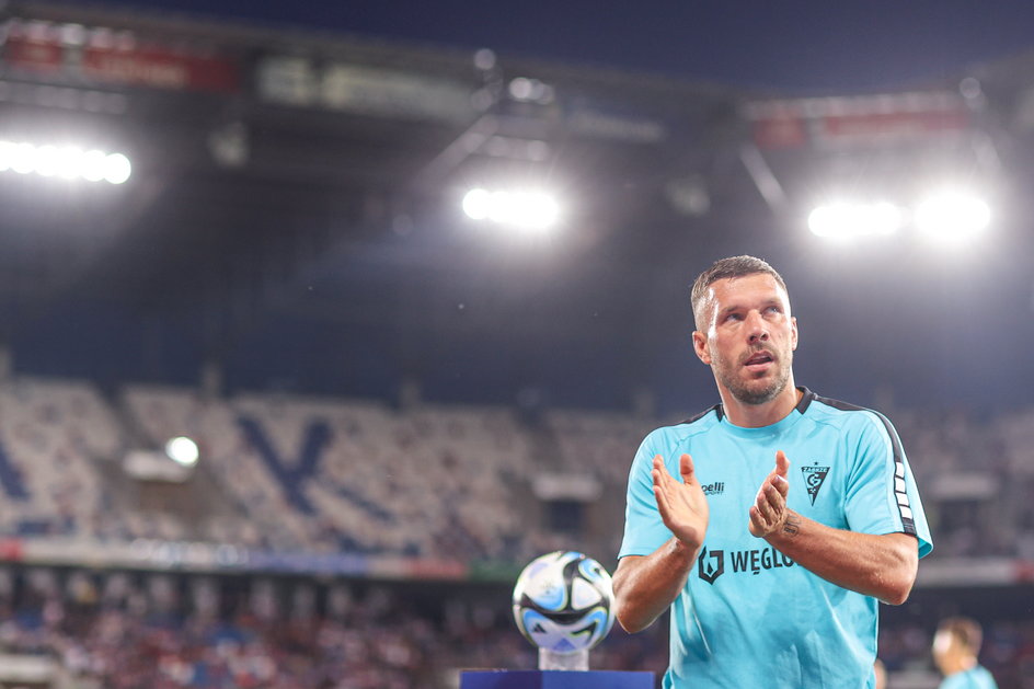 Lukas Podolski, w tle stadion Górnika Zabrze