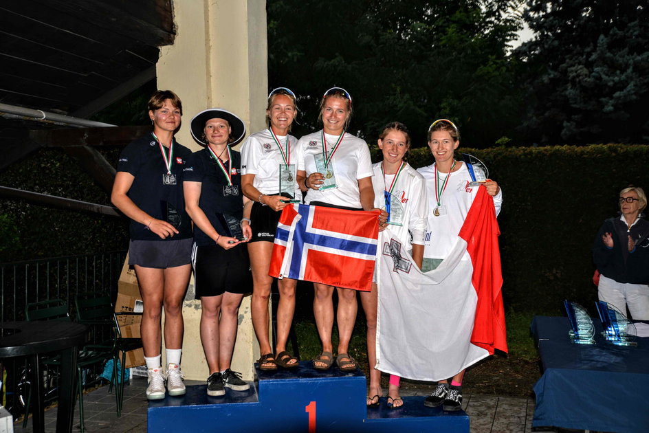 Hanna Rajchert (z lewej) i Gabriela Czapska (z prawej) na drugim stopniu podium