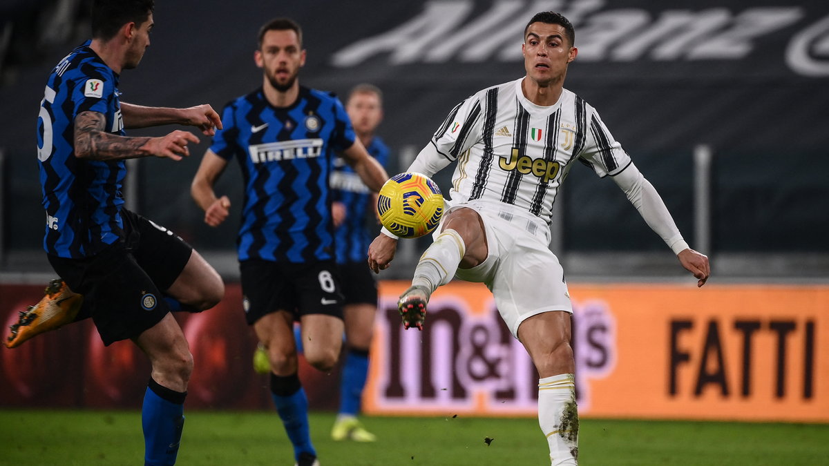 Alessandro Bastoni (Inter Mediolan) i Cristiano Ronaldo (Juventus)