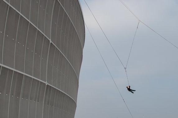 WROCŁAW SKOKI NA LINIE Z DACHU STADIONU