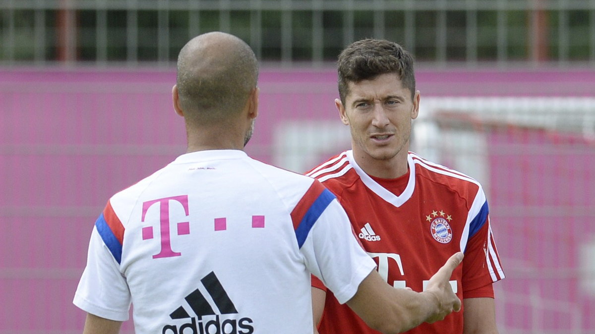 Josep Guardiola (z lewej) i Robert Lewandowski