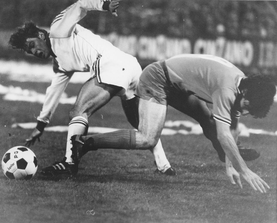 Wraga walczy o piłkę z Paolo Rossim podczas meczu ŁKS – Juventus w 1983 roku