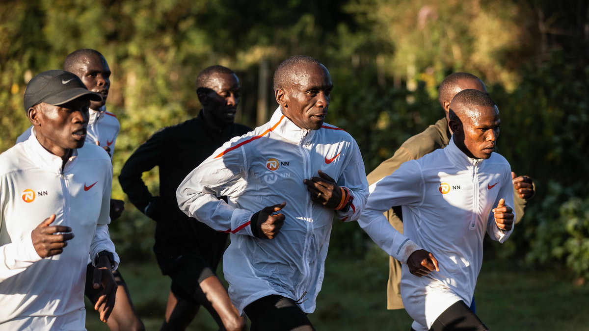 Mistrz Eliud Kipchoge (w środku) i jego świta