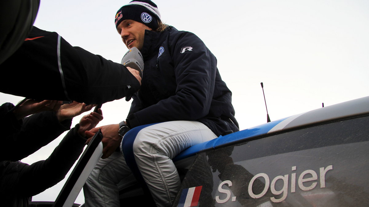 W 2014 roku po zakończeniu Rajdu Szwecji Sebastien Ogier udzielał wywiadów z dachu swojego samochodu, bo park serwisowy tonął w błocie. W tym roku jednak warunki są znacznie gorsze, na większości tras, fot. Cezary Gutowski