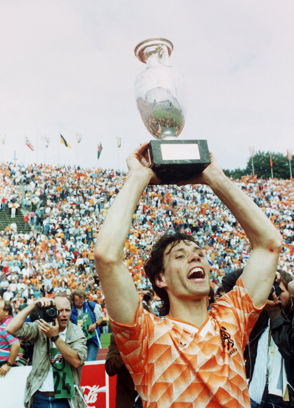 Marco van Basten z trofeum za mistrzostwo Europy. Został też królem strzelców turnieju, który zaczął na ławce rezerwowych. 