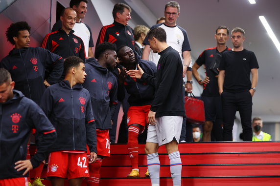 Tak Robert Lewandowski witał się z piłkarzami Bayernu przed meczem