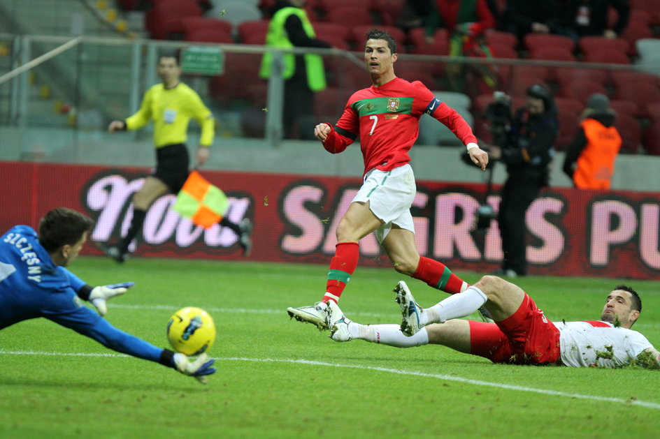 Wojciech Szczęsny broni strzał Cristiano Ronaldo