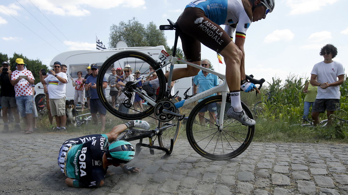 Rafał Majka leży na brukowanym etapie Tour de France