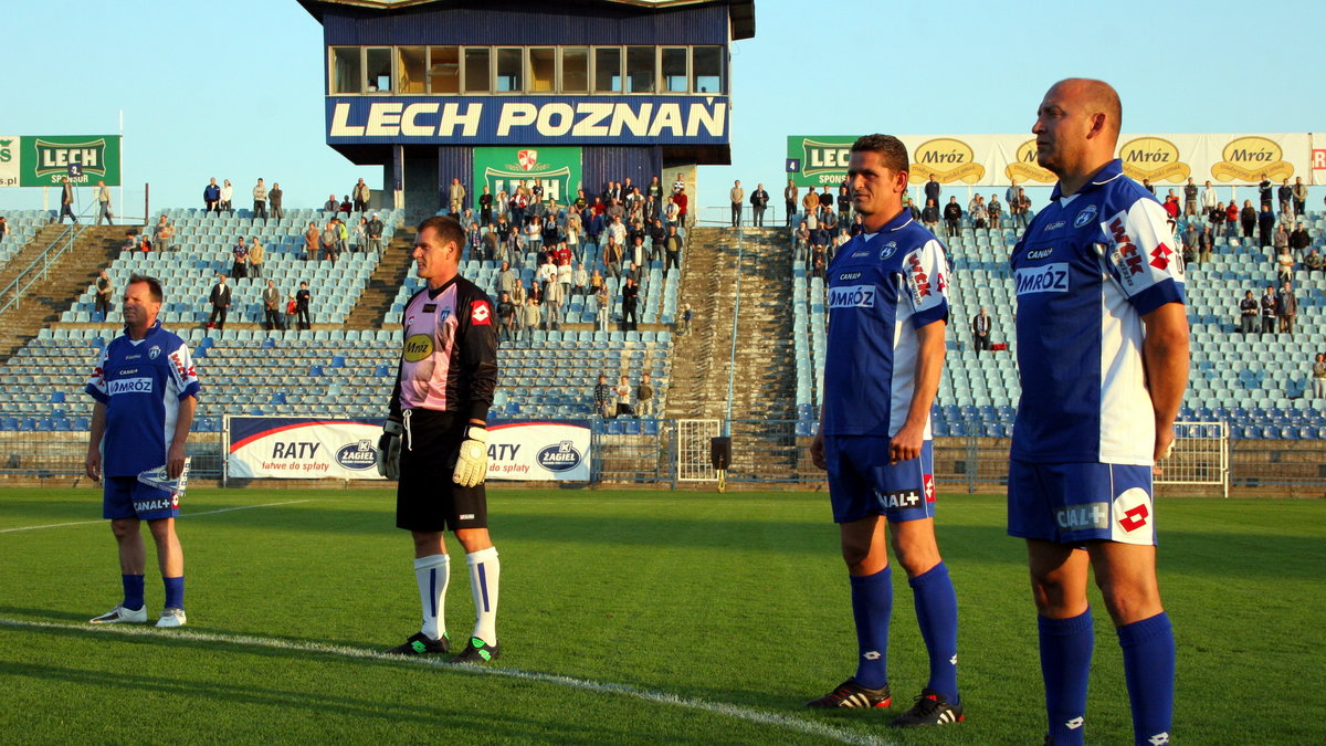 Poznań, 2005 r. Mecz towarzyski pomiędzy Lechem Poznań, a byłymi gwiazdami tego klubu. Na zdjęciu od lewej: Mirosław Okoński, Zbigniew Pleśnierowicz, Damian Łukasik i Mariusz Niewiadomski.