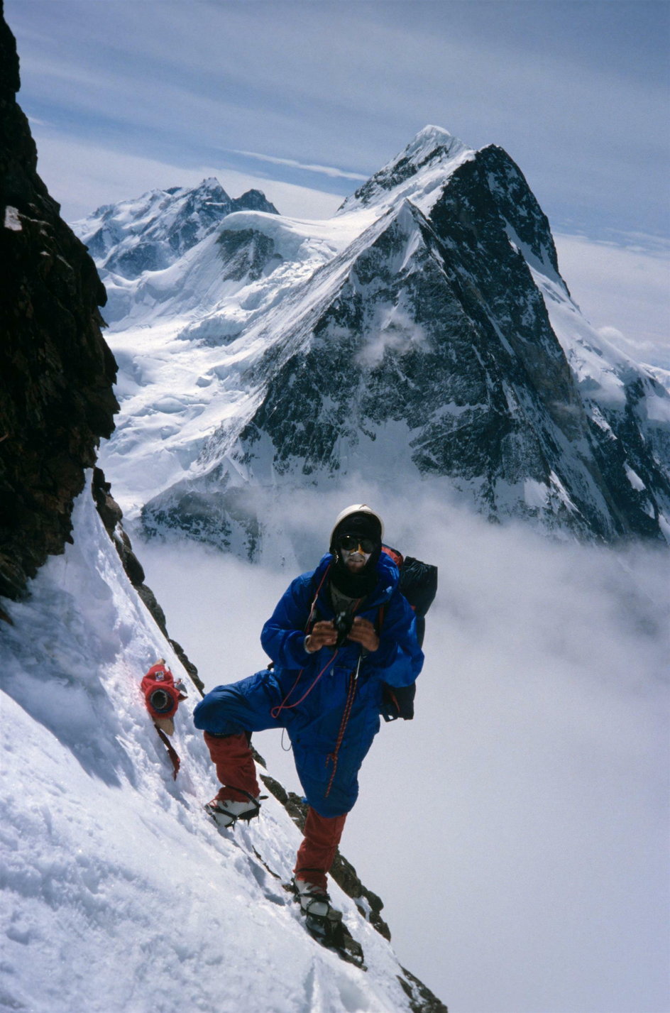 Wojciech Kurtyka, a w tle masyw Broad Peak w Karakorum. Wspinacz zdobył ten szczyt wraz z Jerzym Kukuczką, oczywiście w stylu alpejskim