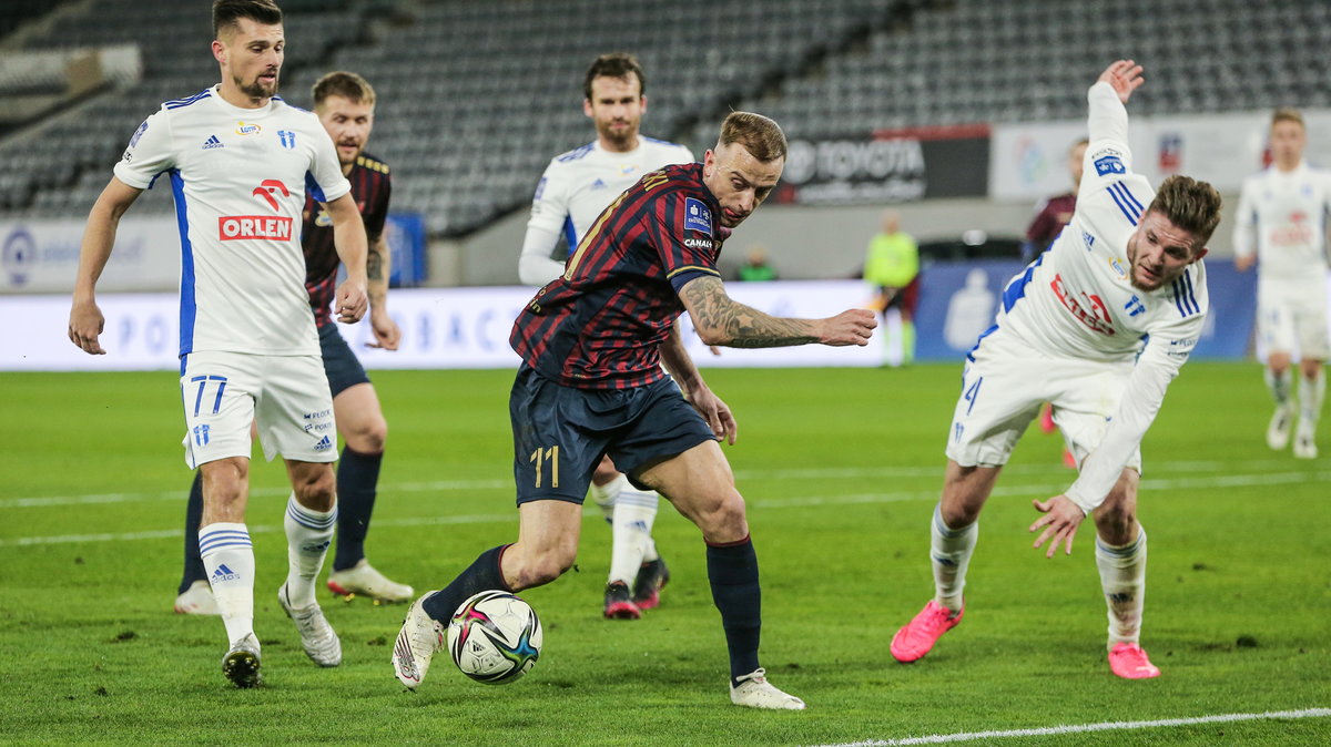 Kamil Grosicki w pojedynku z obrońcami Wisły Płock