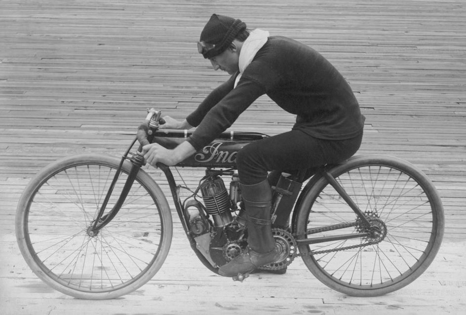 Jake DeRosier przed wyścigiem na motordromie. W tle deski, z których zbudowany jest tor. 1910.