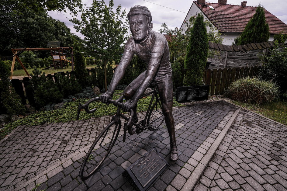 Pomnik Joachima Halupczoka znajdujący się w centralnym miejscu Niwek, miejscowości, z której pochodził.  