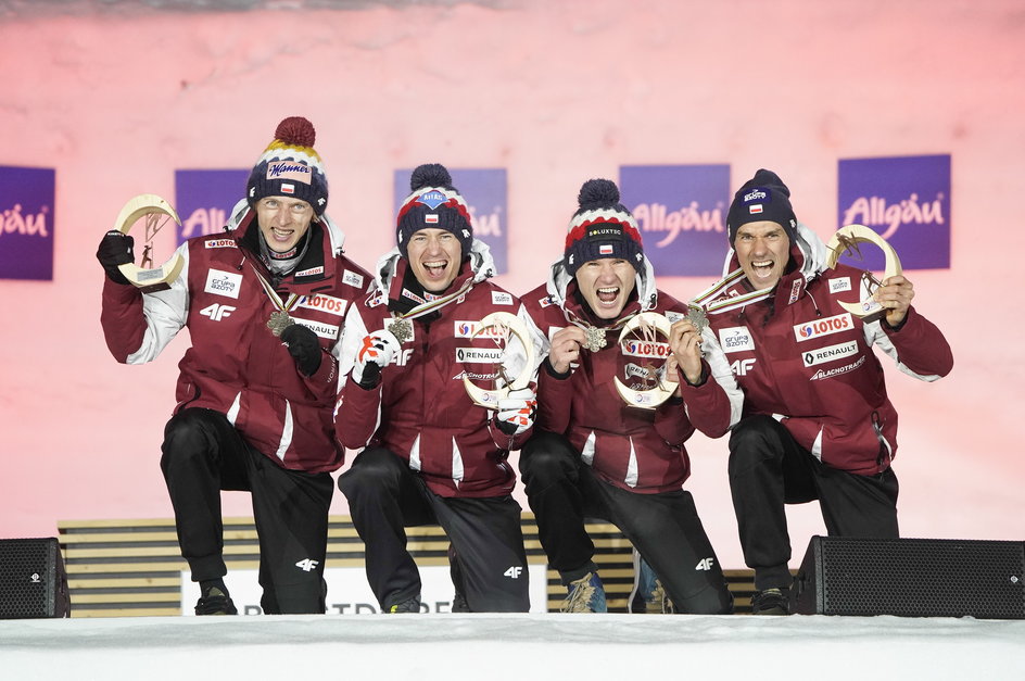 Kamil Stoch wspólnie ze swoimi kolegami zdobył w mistrzostwach świata w Oberstdorfie brązowy medal w konkursie drużynowym.