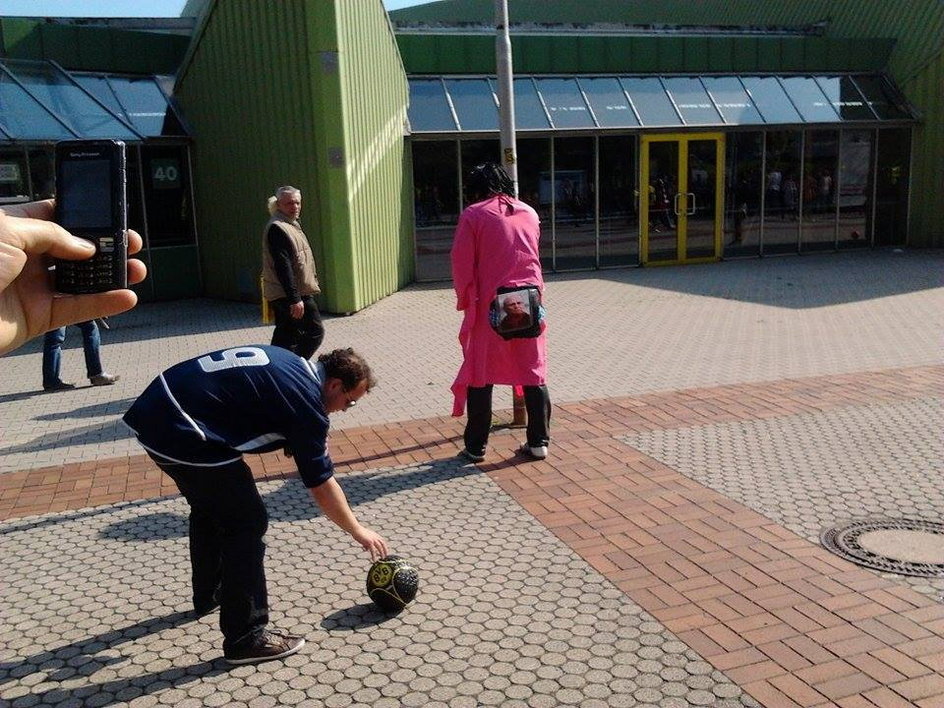 Rok 2013. Przed Signal Iduna Park w Dortmundzie kibice Borussii pokazują, co myślą o Ulim Hoenessie