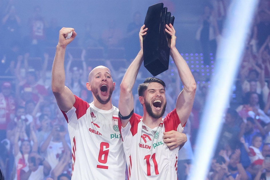 Bartosz Kurek i Aleksander Śliwka z pucharem za triumf w Lidze Narodów