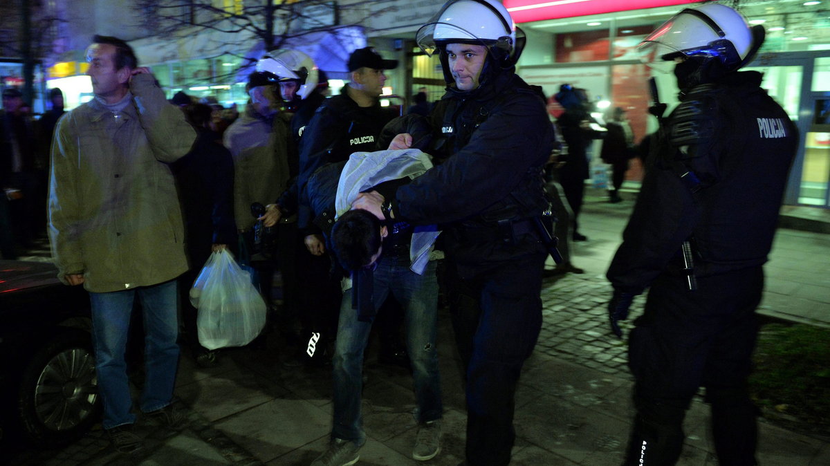 Policja zatrzymuje zadymiarzy w Warszawie