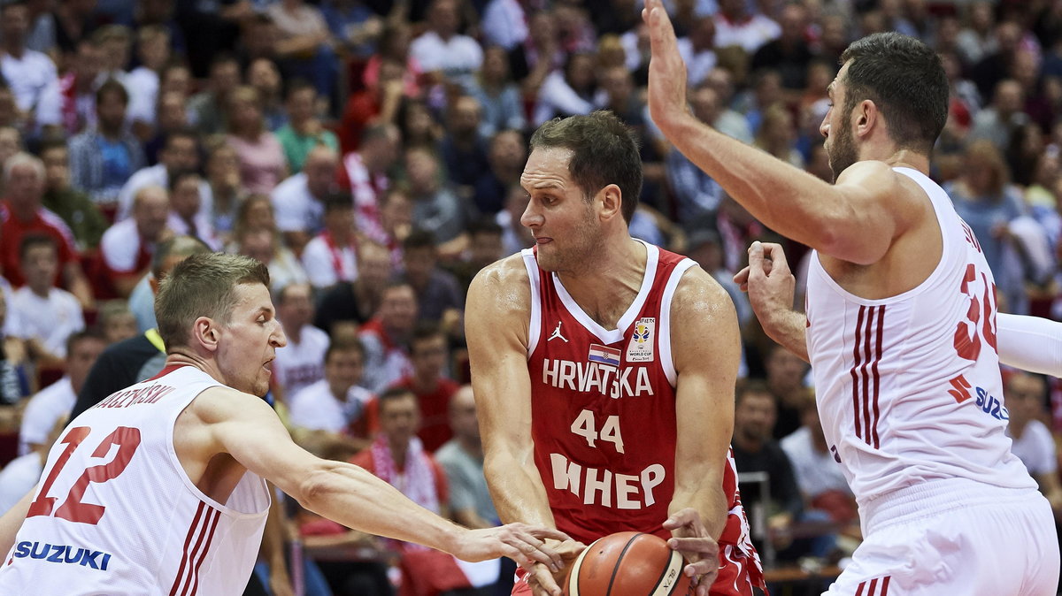 Adam Waczyński (L) Adam Hrycaniuk (P) w walce z Bojanem Bogdanoviciem (Ś)