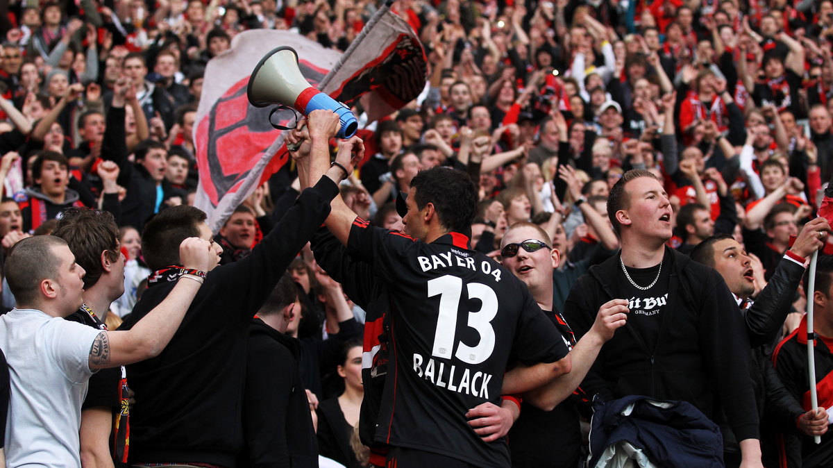 Michael Ballack (13) i fani Bayeru Leverkusen