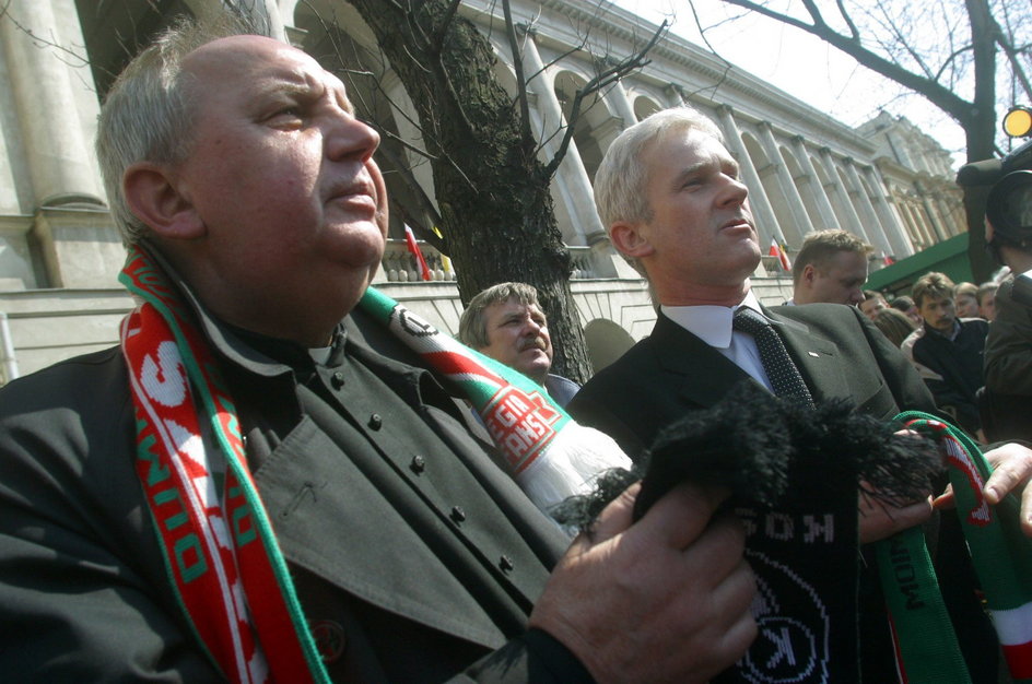 Ksiądz Mirosław Mikulski i Michał Listkiewicz na marszu pojednania kibiców po śmierci Jana Pawła II