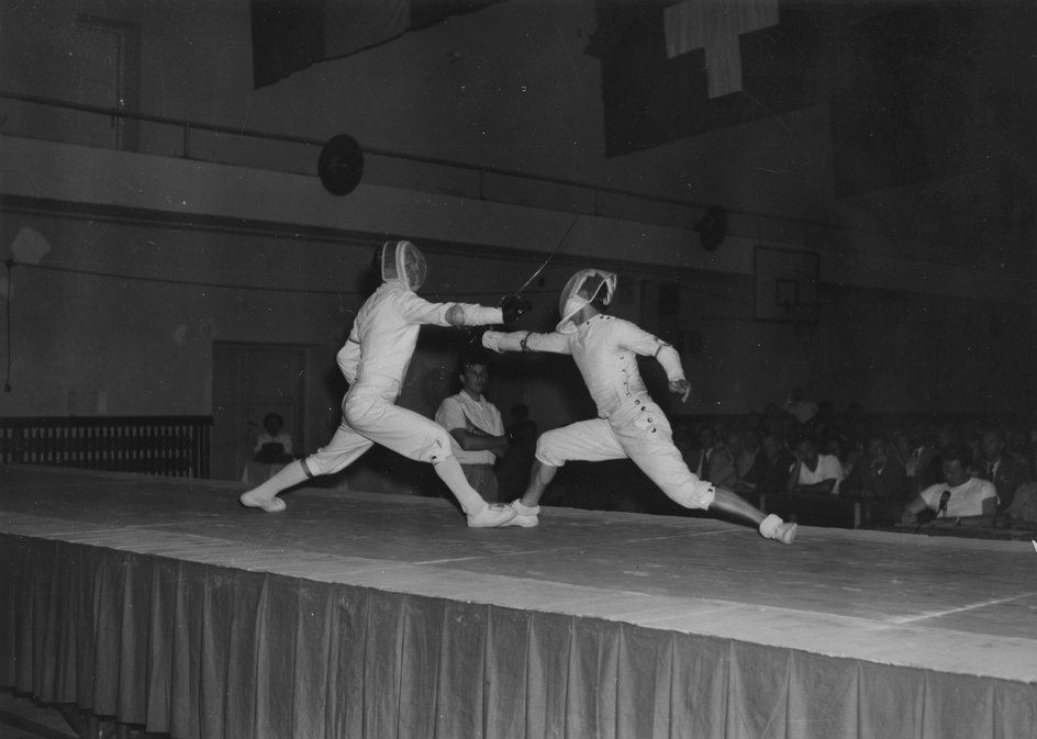 Polscy szermierze Jerzy Pawłowski i Wojciech Zabłocki pojedynkują się podczas zawodów szermierczych w II. Międzynarodowych Igrzyskach Sportowych Młodzieży, odbywających w dniach 1-14 sierpnia 1955 r.