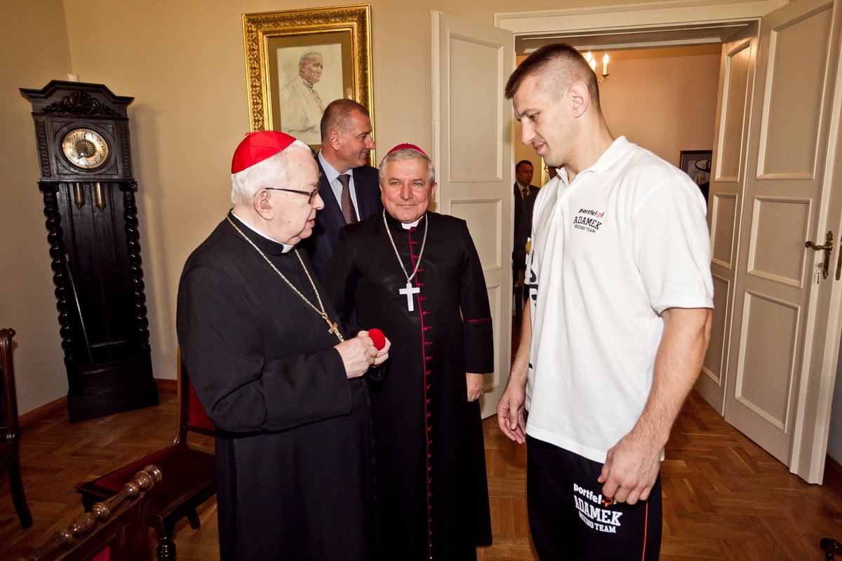 Tomasz Adamek (P) i kardynał Henryka Gulbinowicza