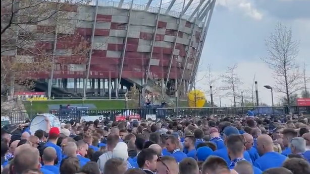 Kibice Lecha Poznań czekają przed Stadionem Narodowem